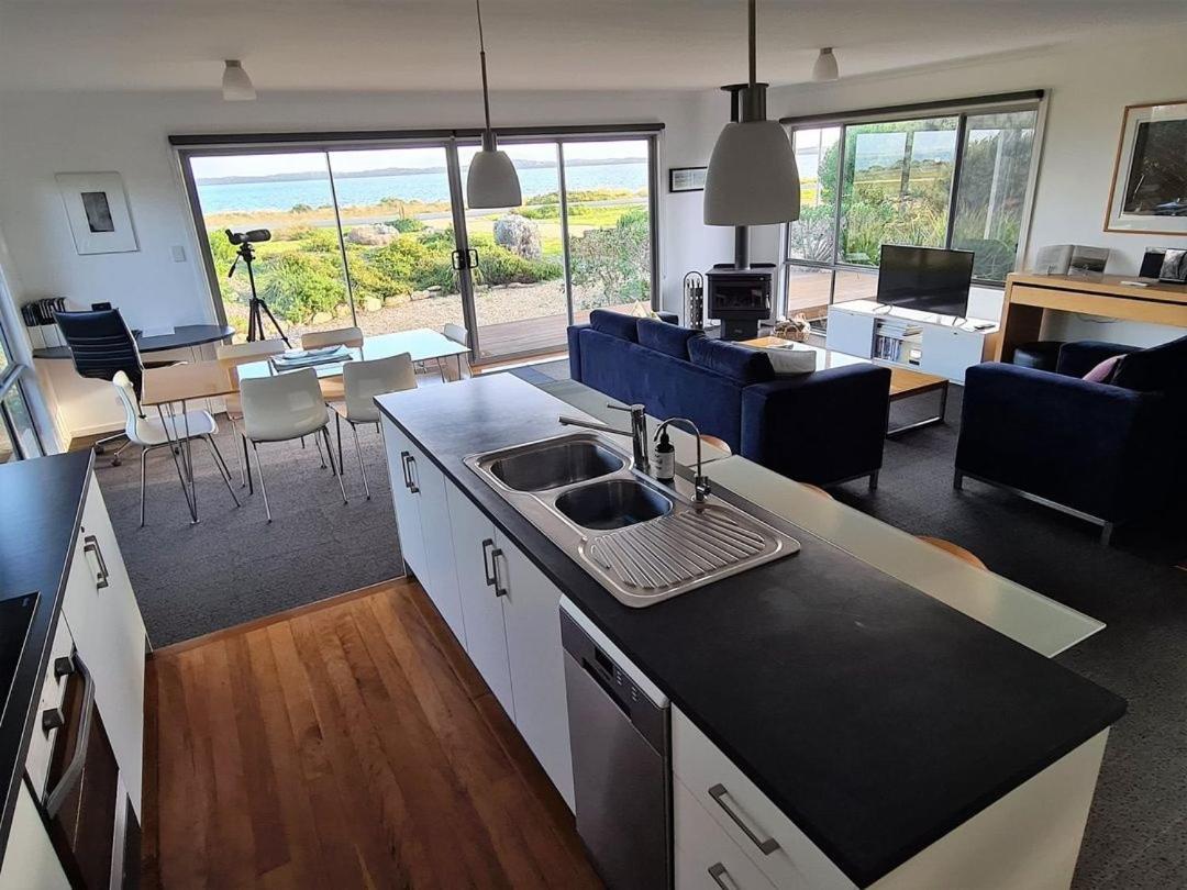 Вилла Coorong Waterfront Retreat Meningie Экстерьер фото