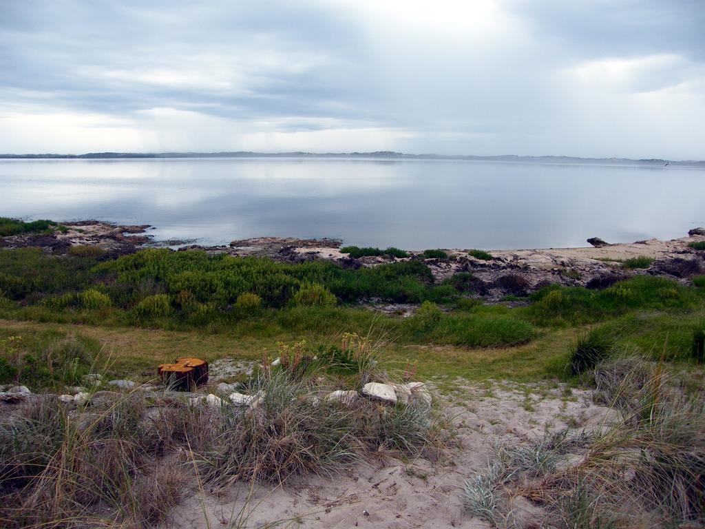 Вилла Coorong Waterfront Retreat Meningie Экстерьер фото