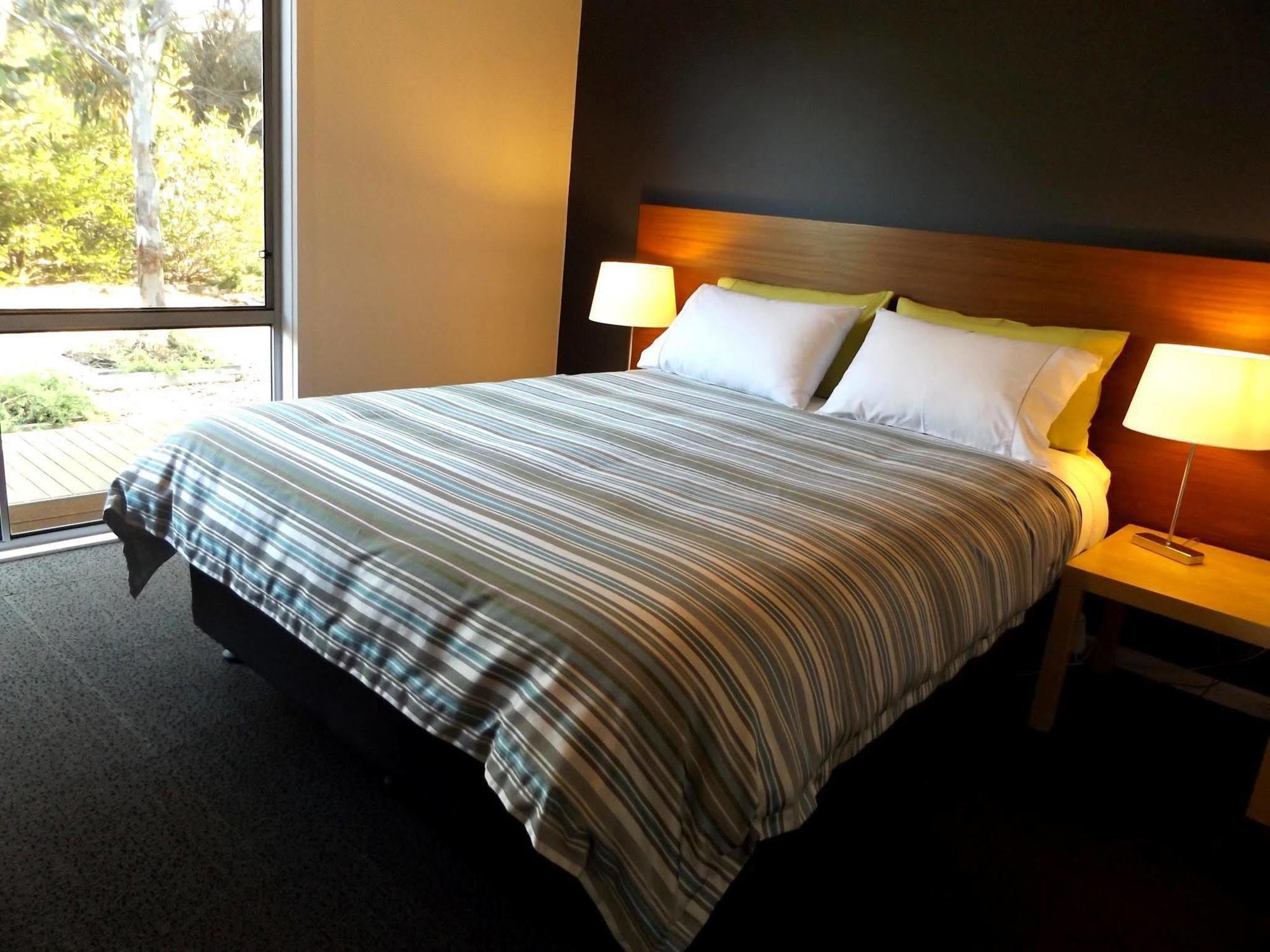 Вилла Coorong Waterfront Retreat Meningie Экстерьер фото