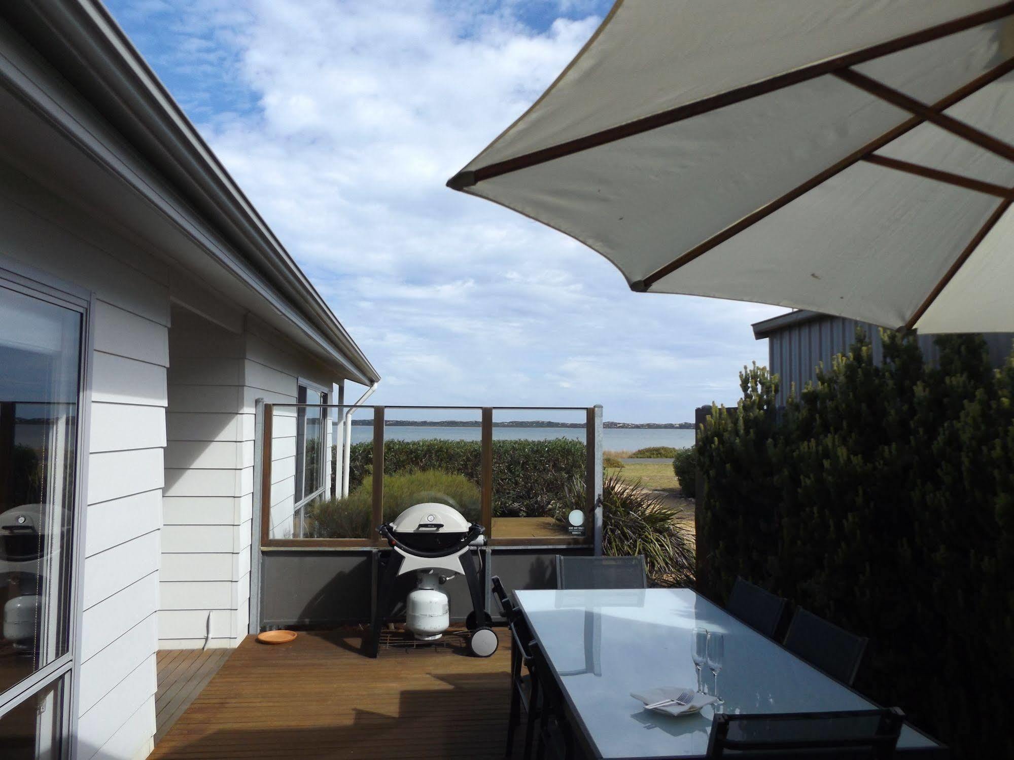Вилла Coorong Waterfront Retreat Meningie Экстерьер фото