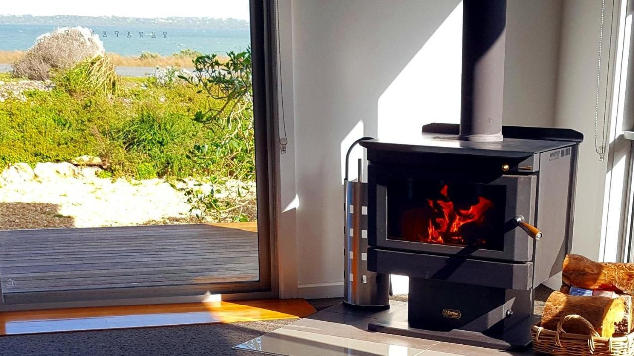 Вилла Coorong Waterfront Retreat Meningie Экстерьер фото